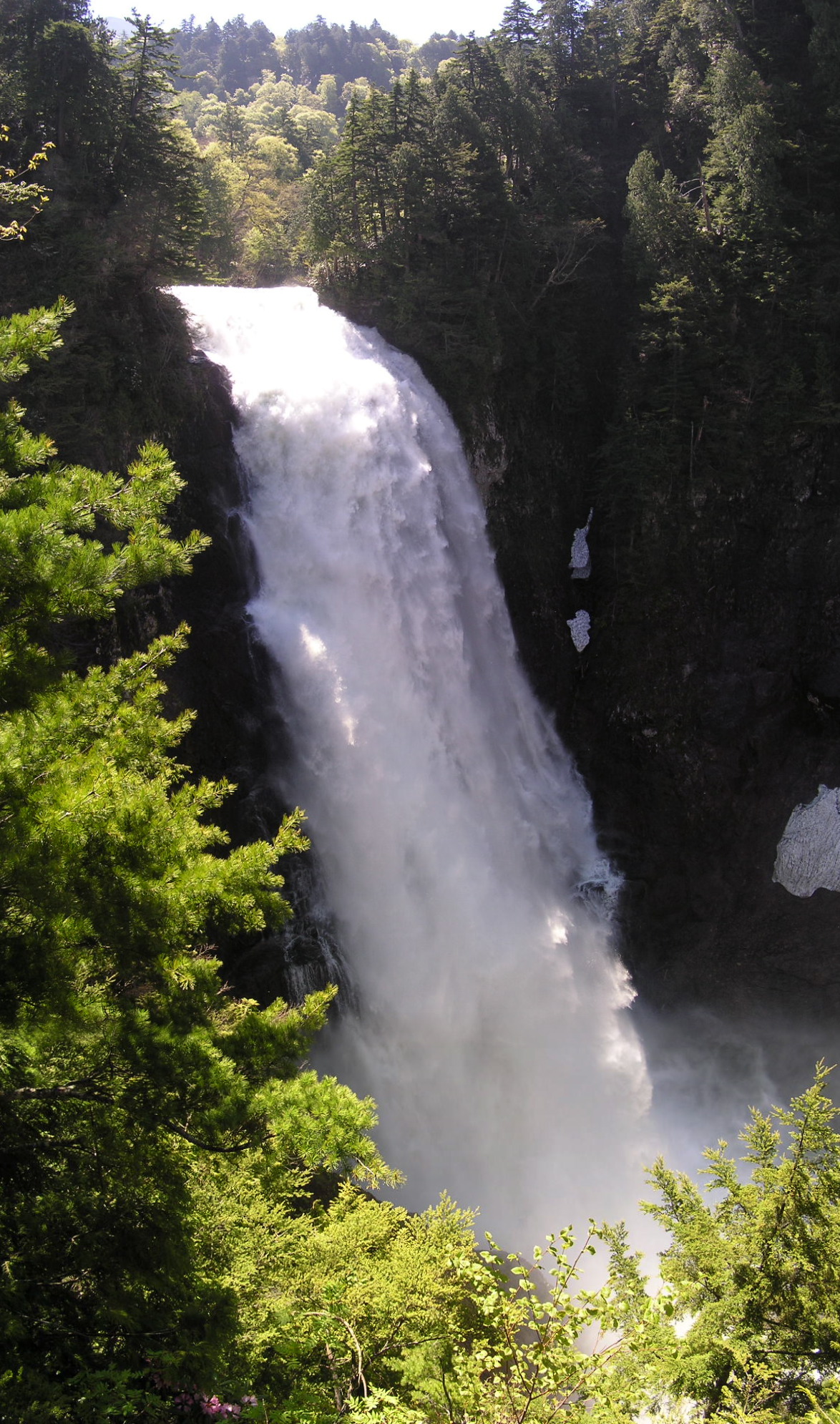 水量の多い早春の三条の滝 